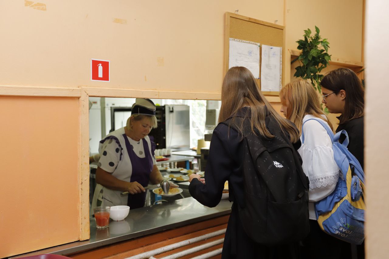 Глава городского округа Фрязино Дмитрий Воробьев вместе с родителями учащихся гимназии проверил качество горячего питания