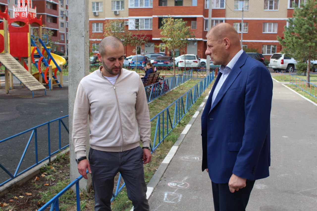 Заместитель главы городского округа Фрязино Антон Тропин встретился с жителями в районе дома №18 по улице Горького