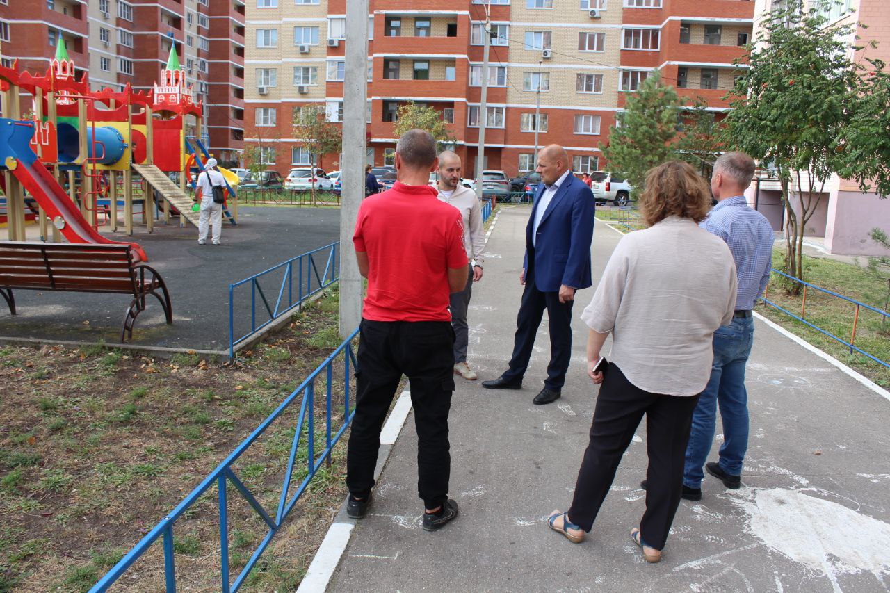 Заместитель главы городского округа Фрязино Антон Тропин встретился с жителями в районе дома №18 по улице Горького