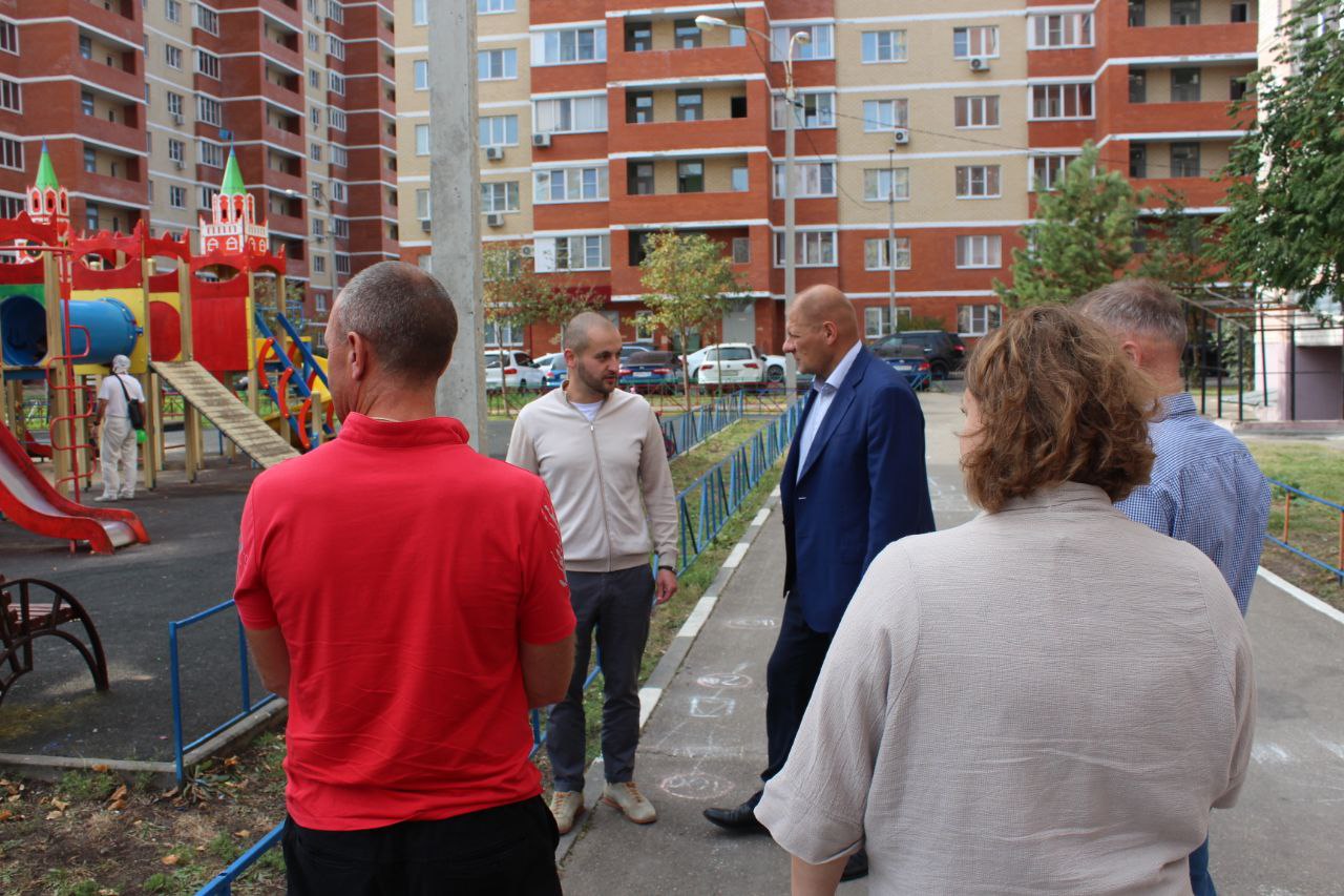 Заместитель главы городского округа Фрязино Антон Тропин встретился с жителями в районе дома №18 по улице Горького