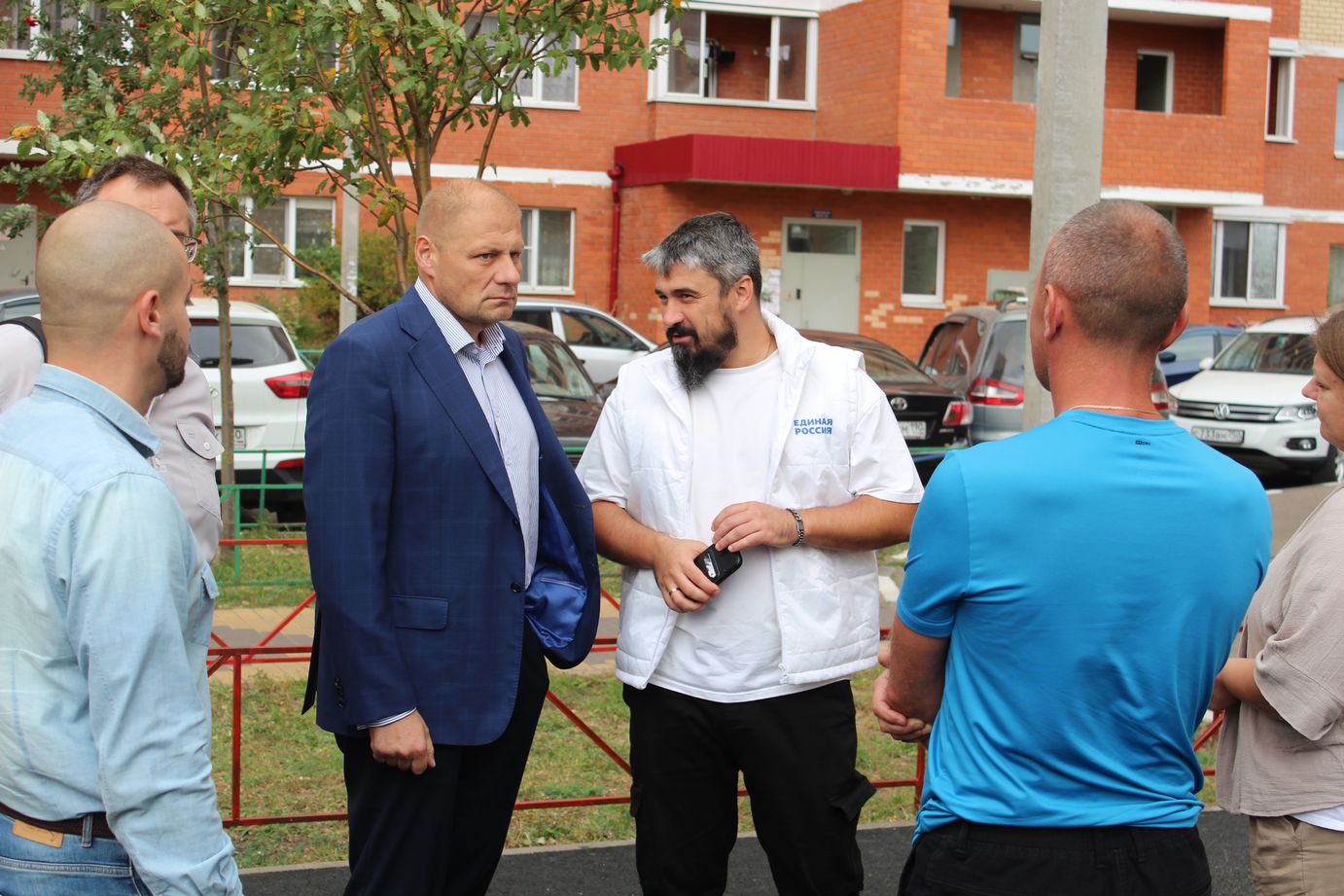 Заместитель главы городского округа Фрязино Антон Тропин встретился с жителями дома №12 к.1 по улице Горького
