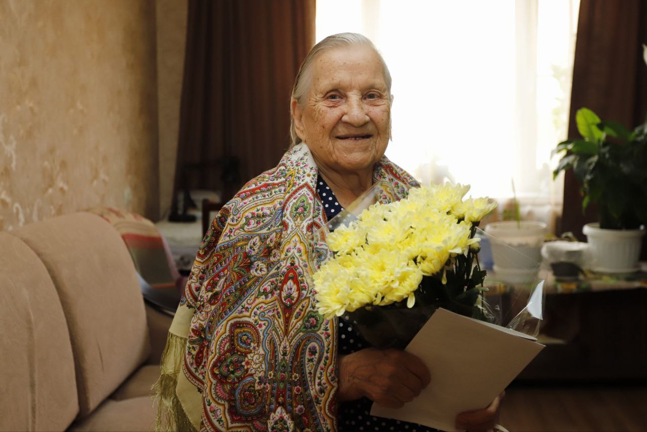 Глава городского округа Фрязино Дмитрий Воробьев поздравил с 95-летием ветерана Великой Отечественной войны Лидию Тихоновну Кузнецову