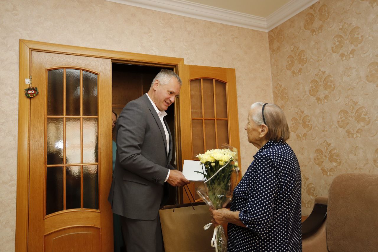 Глава городского округа Фрязино Дмитрий Воробьев поздравил с 95-летием ветерана Великой Отечественной войны Лидию Тихоновну Кузнецову