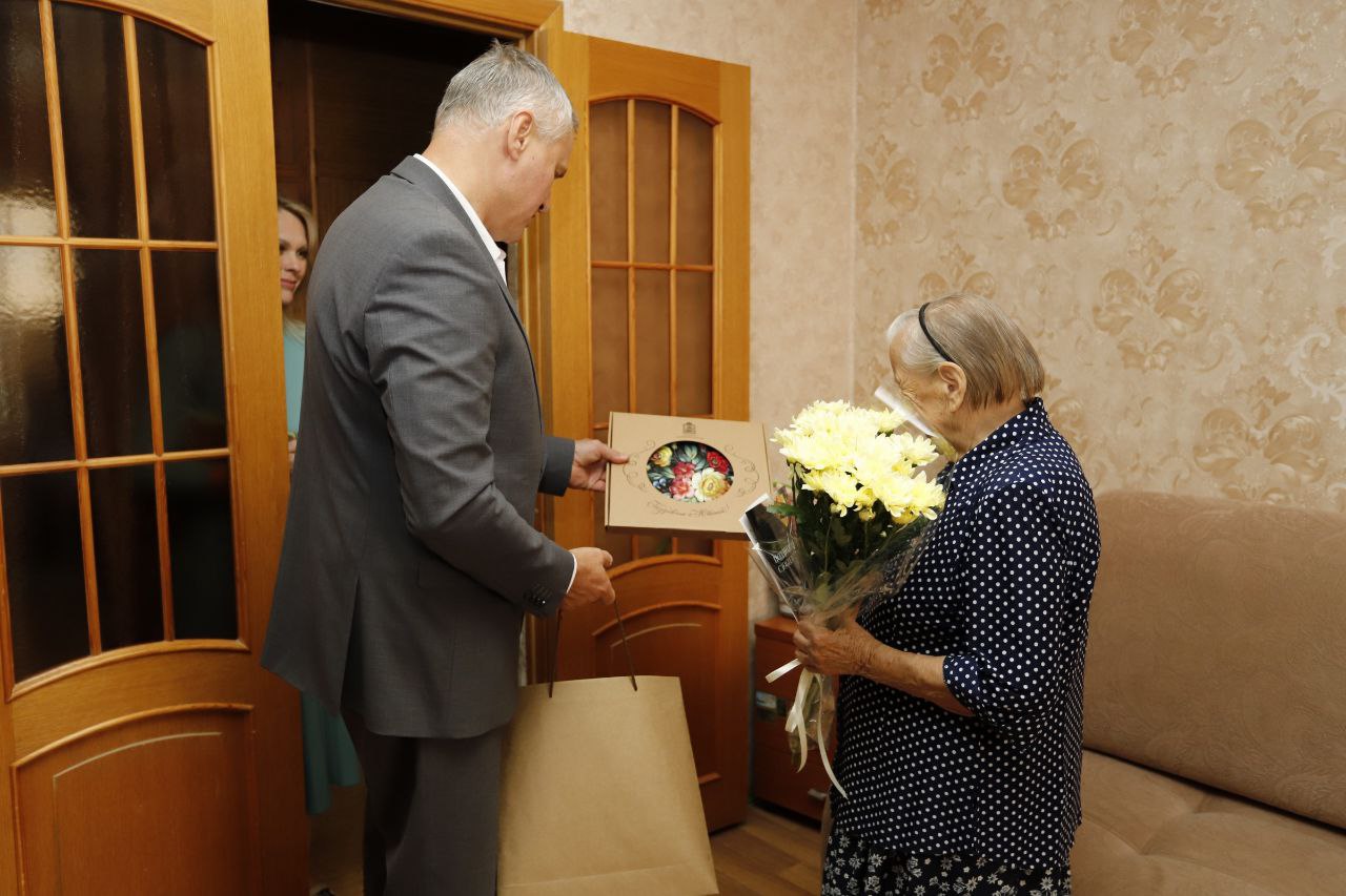 Глава городского округа Фрязино Дмитрий Воробьев поздравил с 95-летием ветерана Великой Отечественной войны Лидию Тихоновну Кузнецову