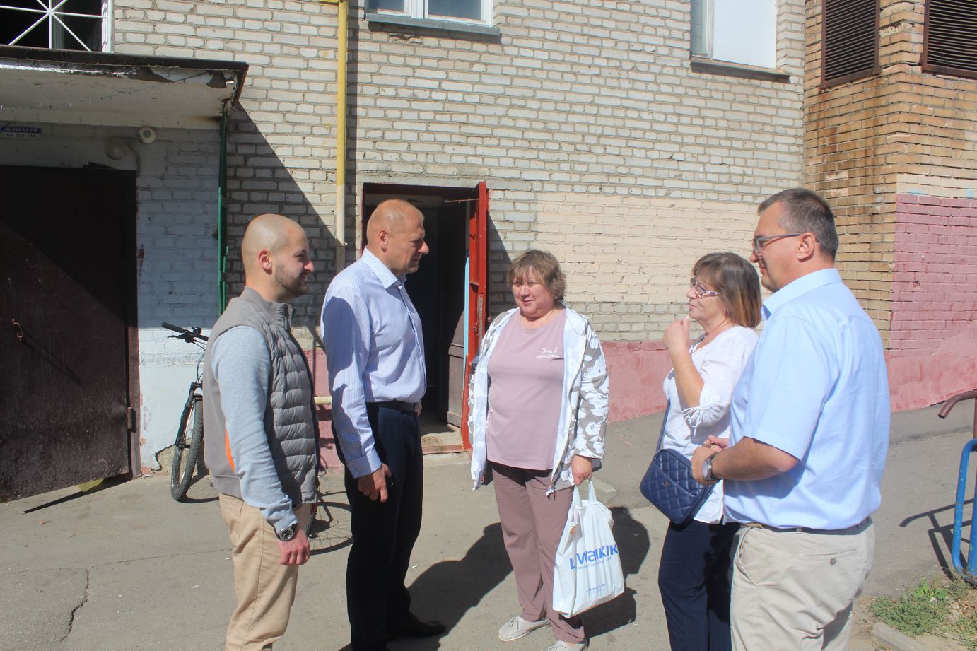 Заместитель главы городского округа Фрязино Антон Тропин встретился с жителями в районе дома №6 по Проспекту Мира