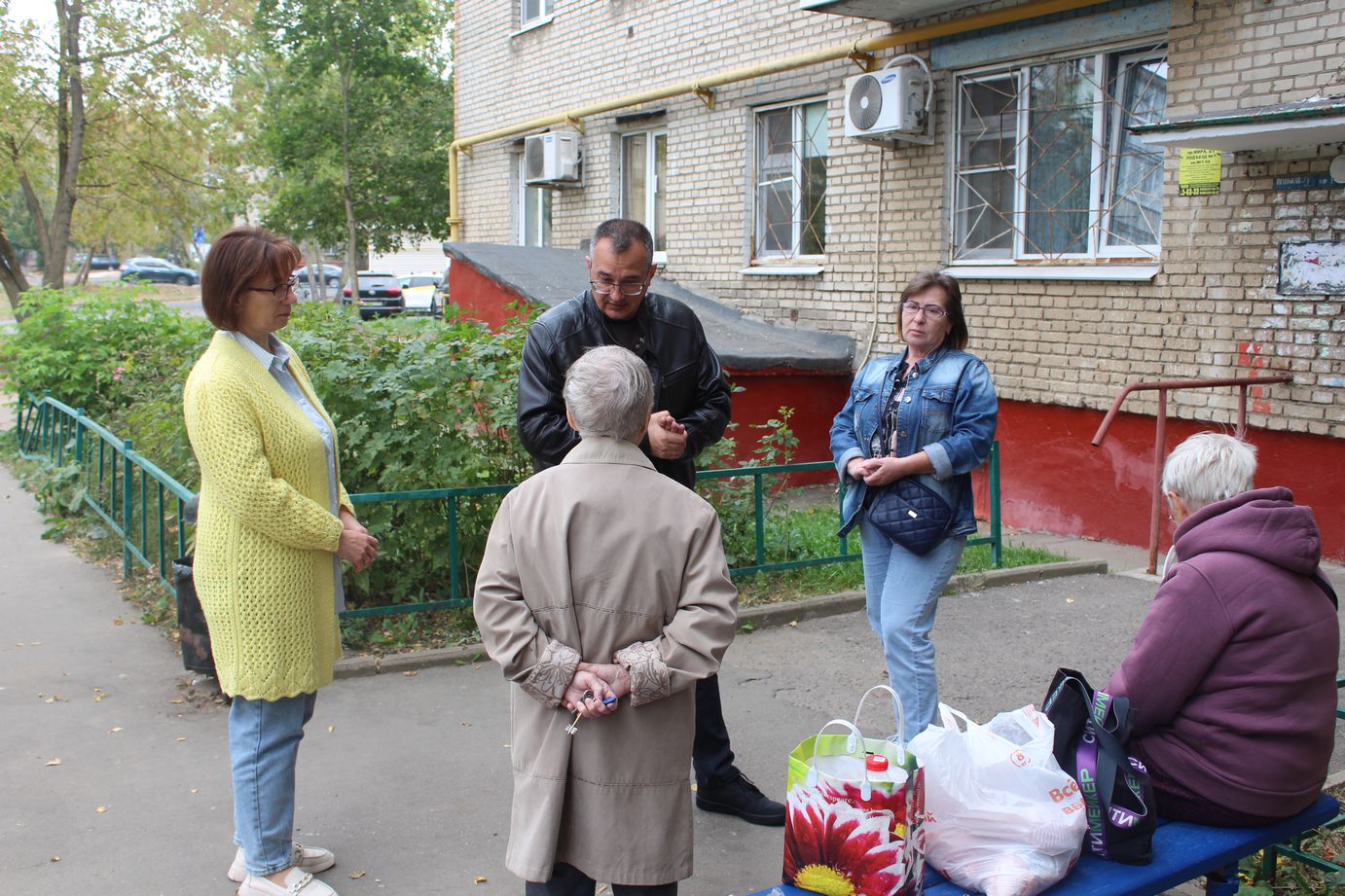 Исполняющий обязанности заместителя главы городского округа Фрязино Олег Фрибус встретился с жителями дома №7 по Проспекту Мира