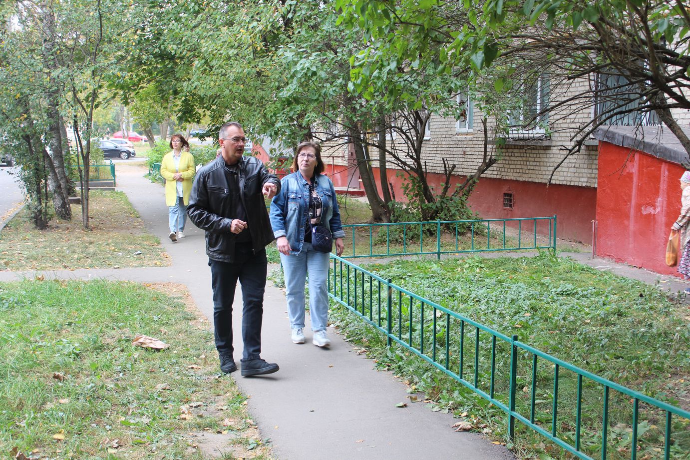 Исполняющий обязанности заместителя главы городского округа Фрязино Олег Фрибус встретился с жителями дома №7 по Проспекту Мира