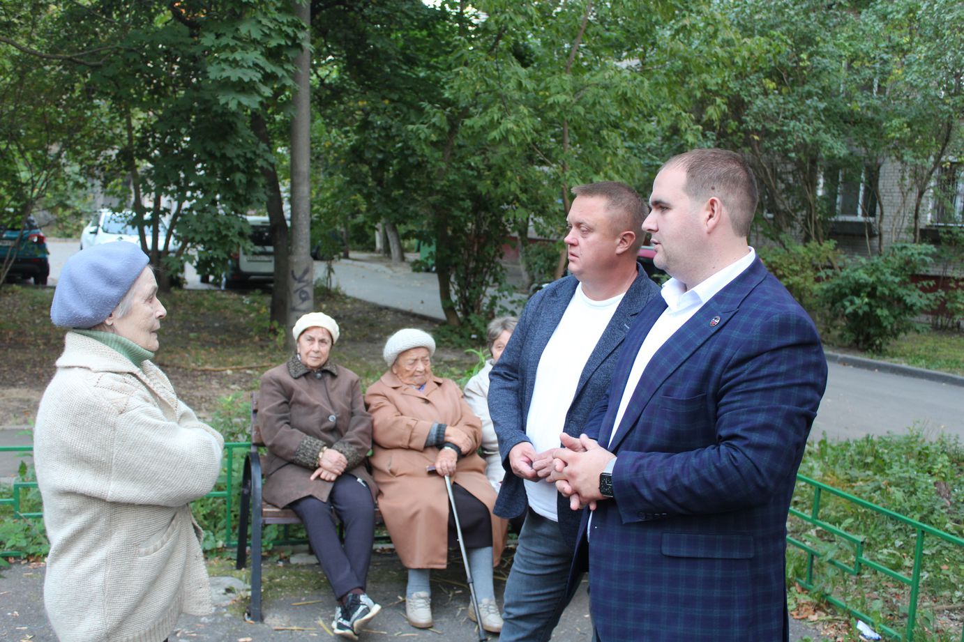 Заместитель главы городского округа Фрязино Артем Вольчак встретился с жителями дома №14 и №16 по Проспекту Мира