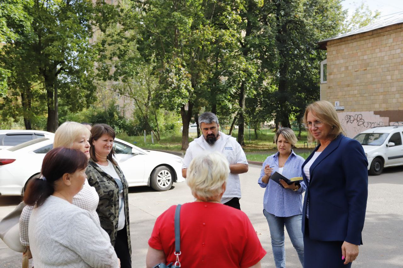 Заместитель главы городского округа Фрязино Юлия Шувалова совместно с депутатом Совета депутатов Сергеем Заком провела встречу с жителями домов № 9 и 10 по Новому проезду