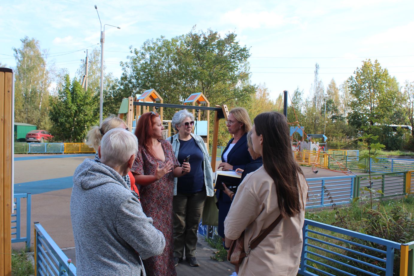 Заместитель главы городского округа Фрязино Юлия Шувалова провела обход территории на Окружном проезде