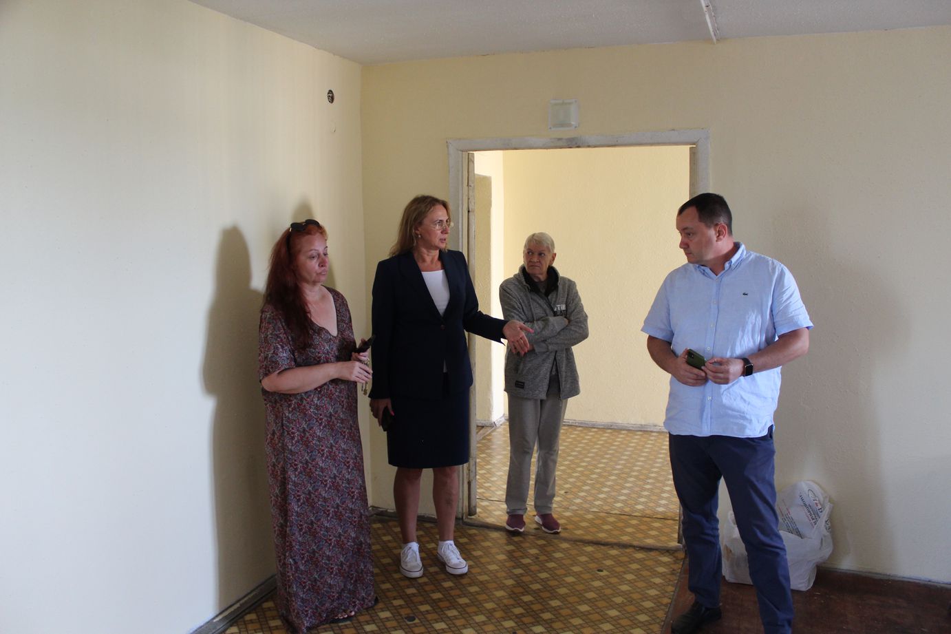 Заместитель главы городского округа Фрязино Юлия Шувалова провела обход территории на Окружном проезде