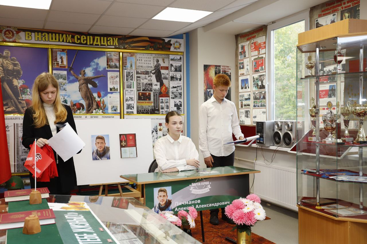 В лицее торжественно открыли «Парту Героя» имени Алексея Личманова