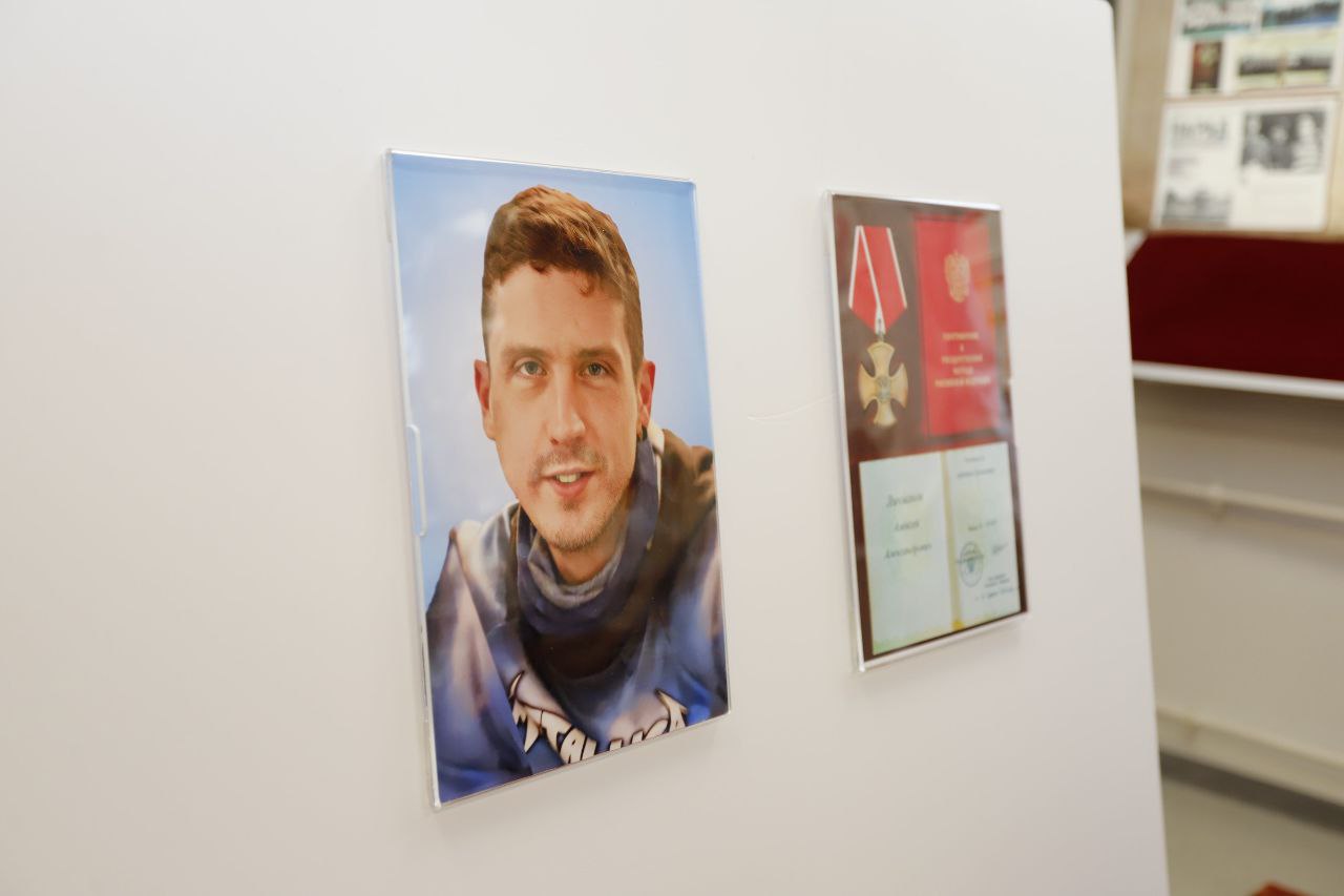 В лицее торжественно открыли «Парту Героя» имени Алексея Личманова