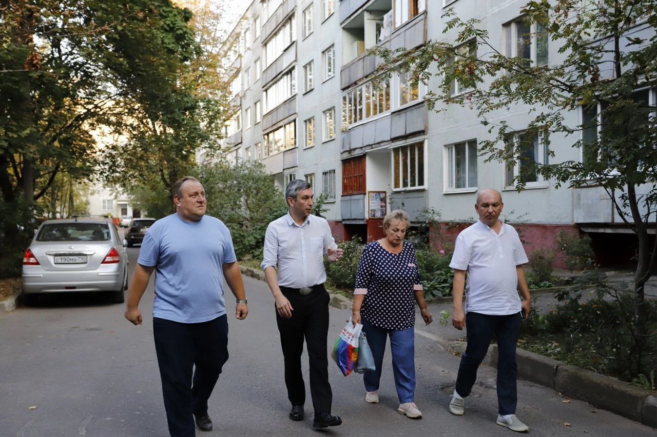 Первый заместитель главы городского округа Фрязино Нодар Бощеван встретился с жителями города в рамках традиционного обхода территории