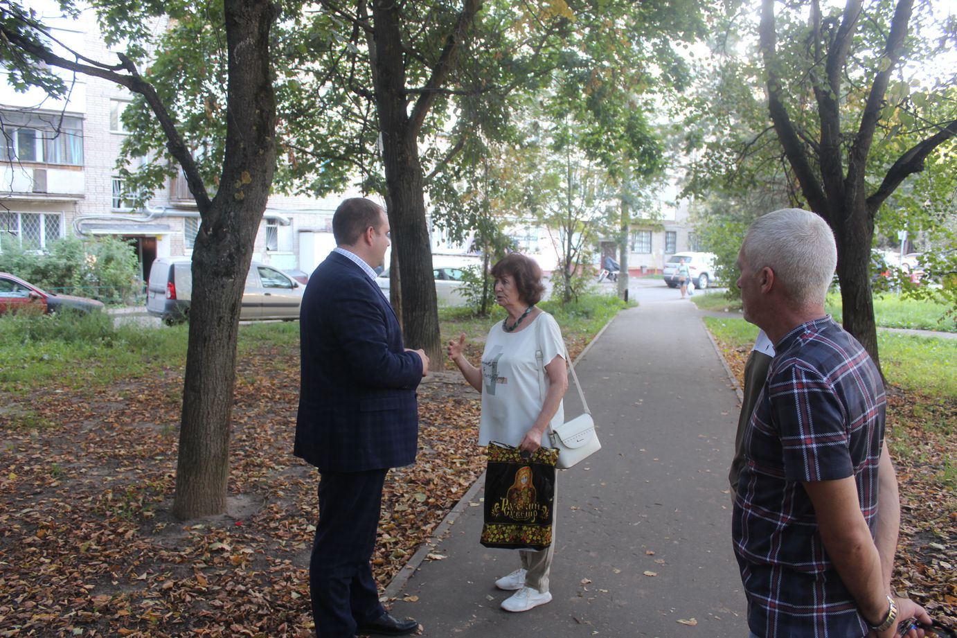 Заместитель главы городского округа Фрязино Артем Вольчак встретился с жителями дома №3 по улице Полевой