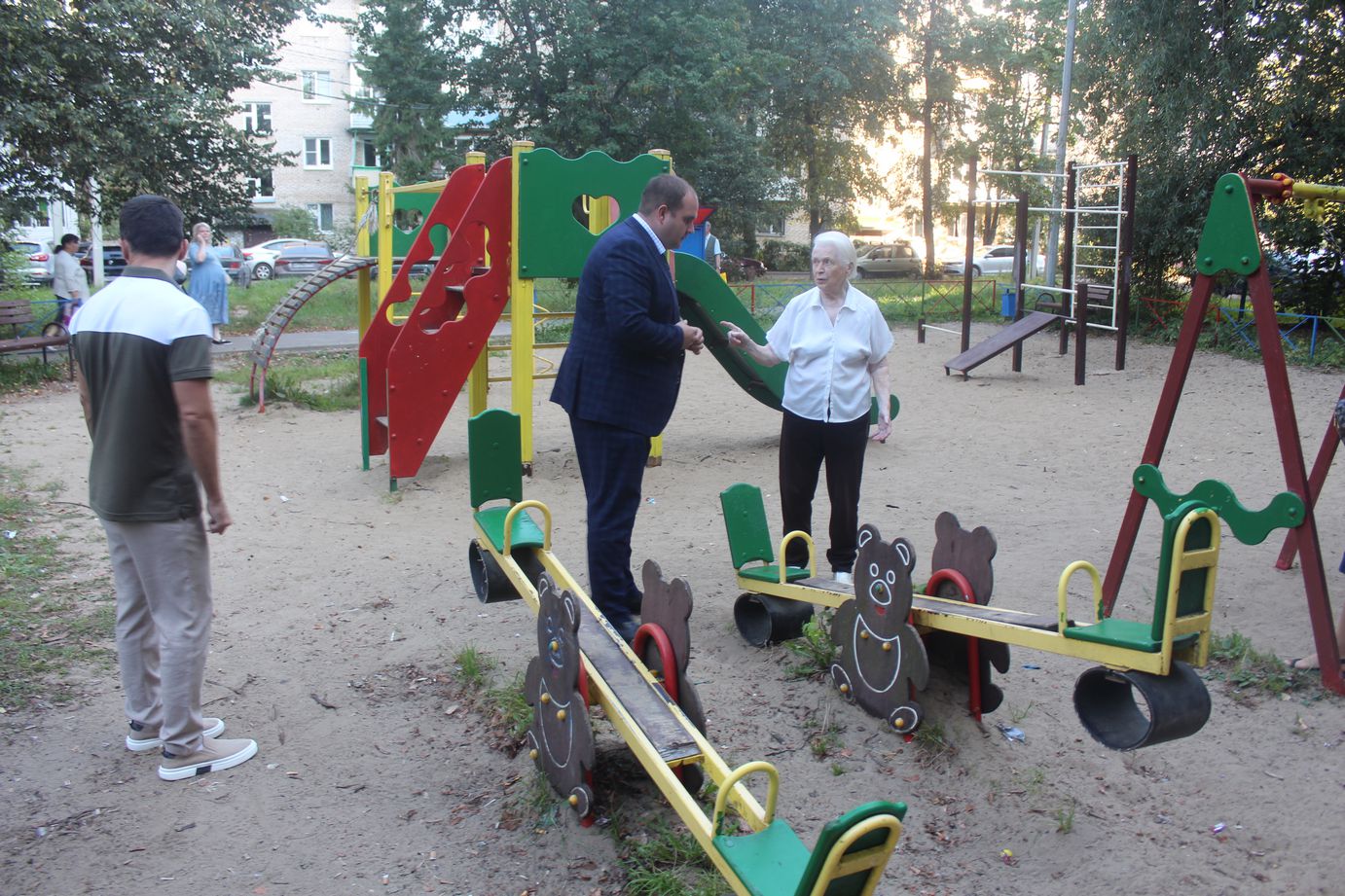 Заместитель главы городского округа Фрязино Артем Вольчак встретился с жителями дома №3 по улице Полевой