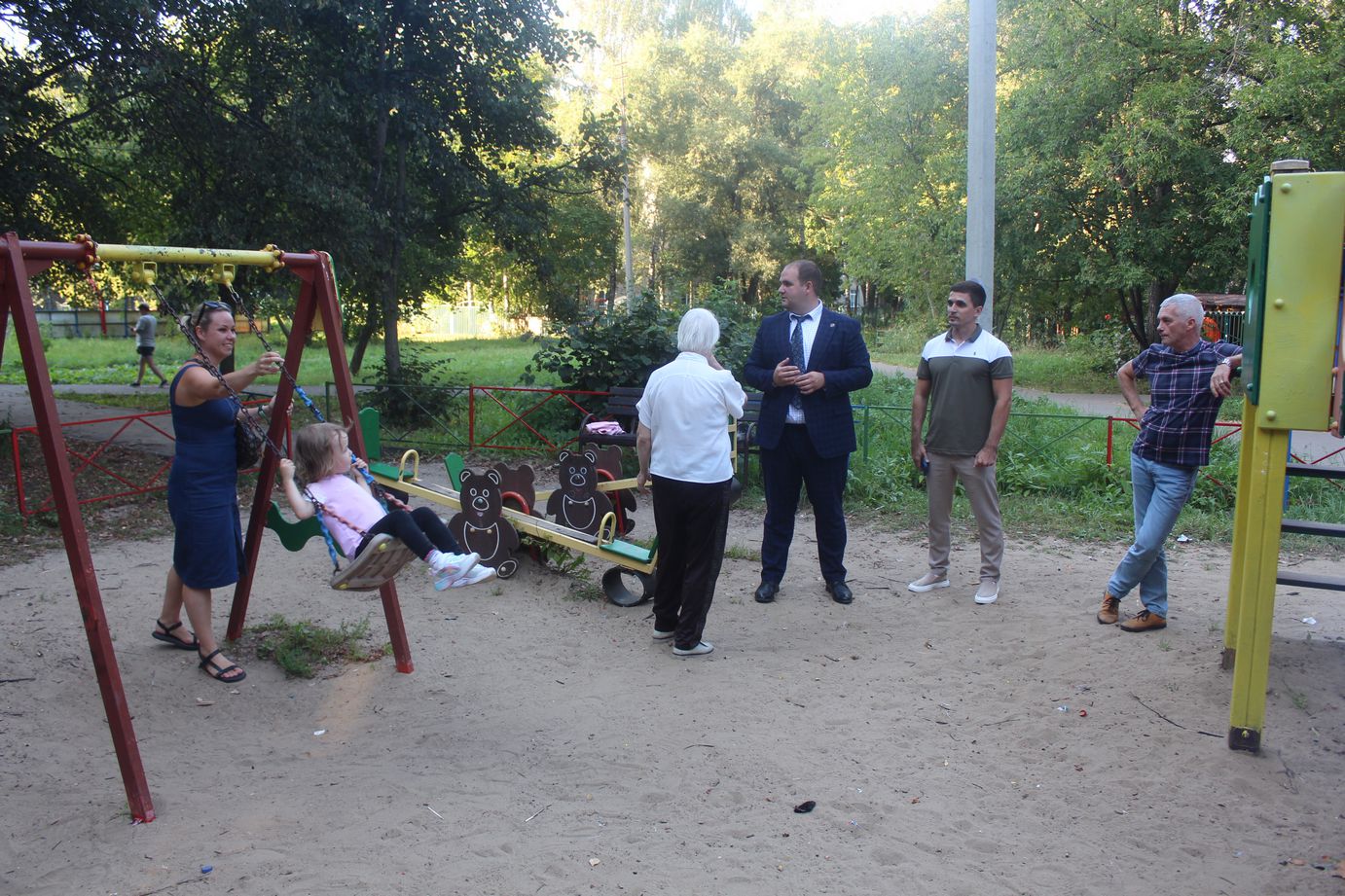 Заместитель главы городского округа Фрязино Артем Вольчак встретился с жителями дома №3 по улице Полевой