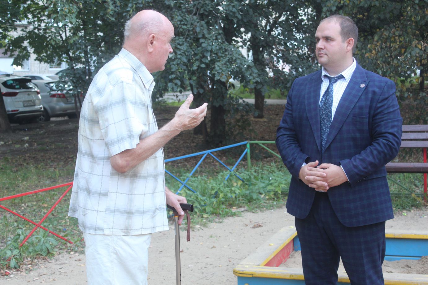 Заместитель главы городского округа Фрязино Артем Вольчак встретился с жителями дома №3 по улице Полевой