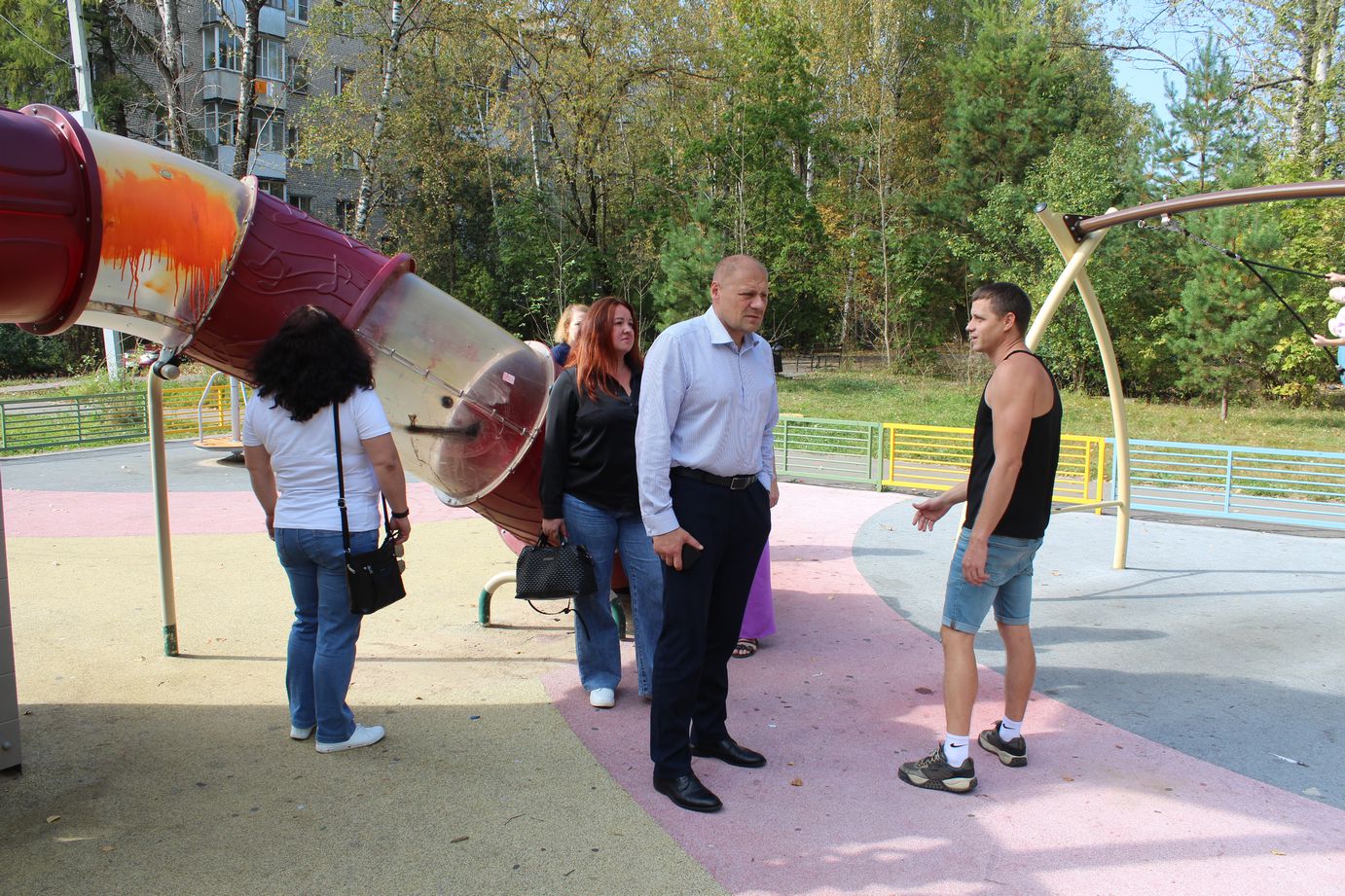 Заместитель городского округа Фрязино Антон Тропин встретился с жителями домов № 10 и № 14 по улице Полевой