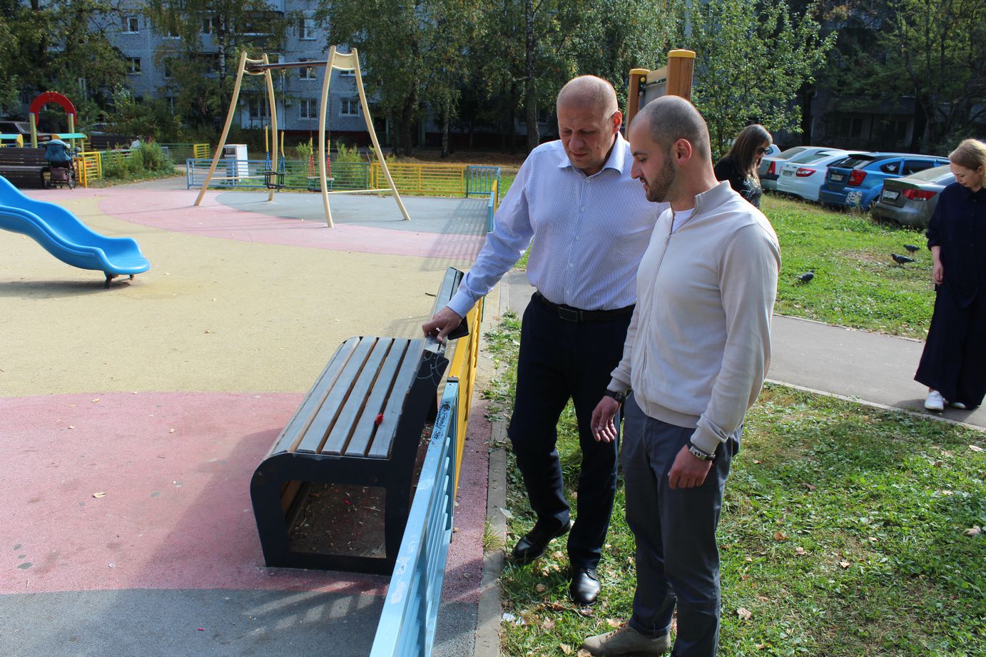 Заместитель городского округа Фрязино Антон Тропин встретился с жителями домов № 10 и № 14 по улице Полевой