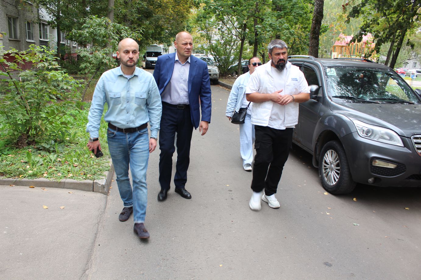 Заместитель главы городского округа Фрязино Антон Тропин встретился с жителями дома №14 по улице Полевой