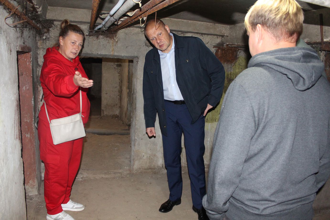 Заместитель главы городского округа Фрязино Антон Тропин встретился с жителями дома №16 по улице Полевая