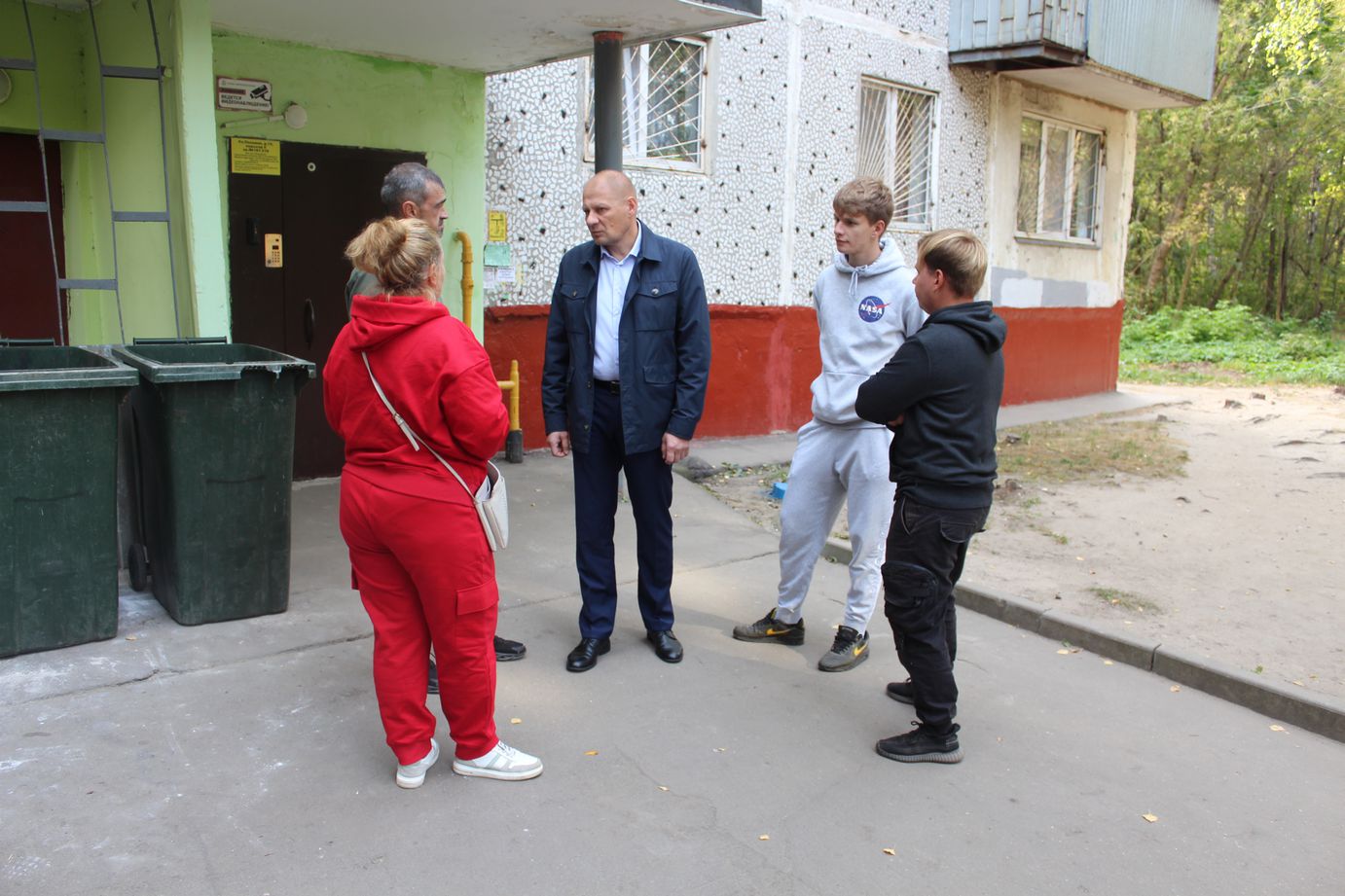 Заместитель главы городского округа Фрязино Антон Тропин встретился с жителями дома №16 по улице Полевая