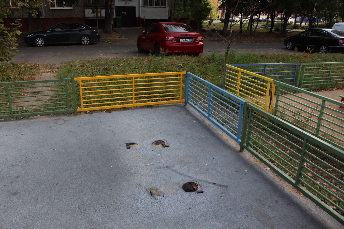 Заместитель главы городского округа Фрязино Антон Тропин встретился с жителями дома №16 по улице Полевая