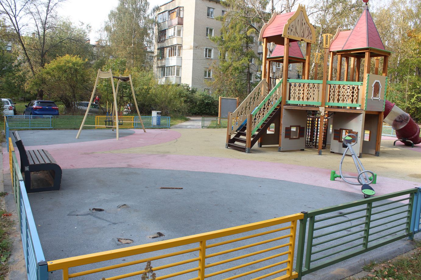 Заместитель главы городского округа Фрязино Антон Тропин встретился с жителями дома №16 по улице Полевая