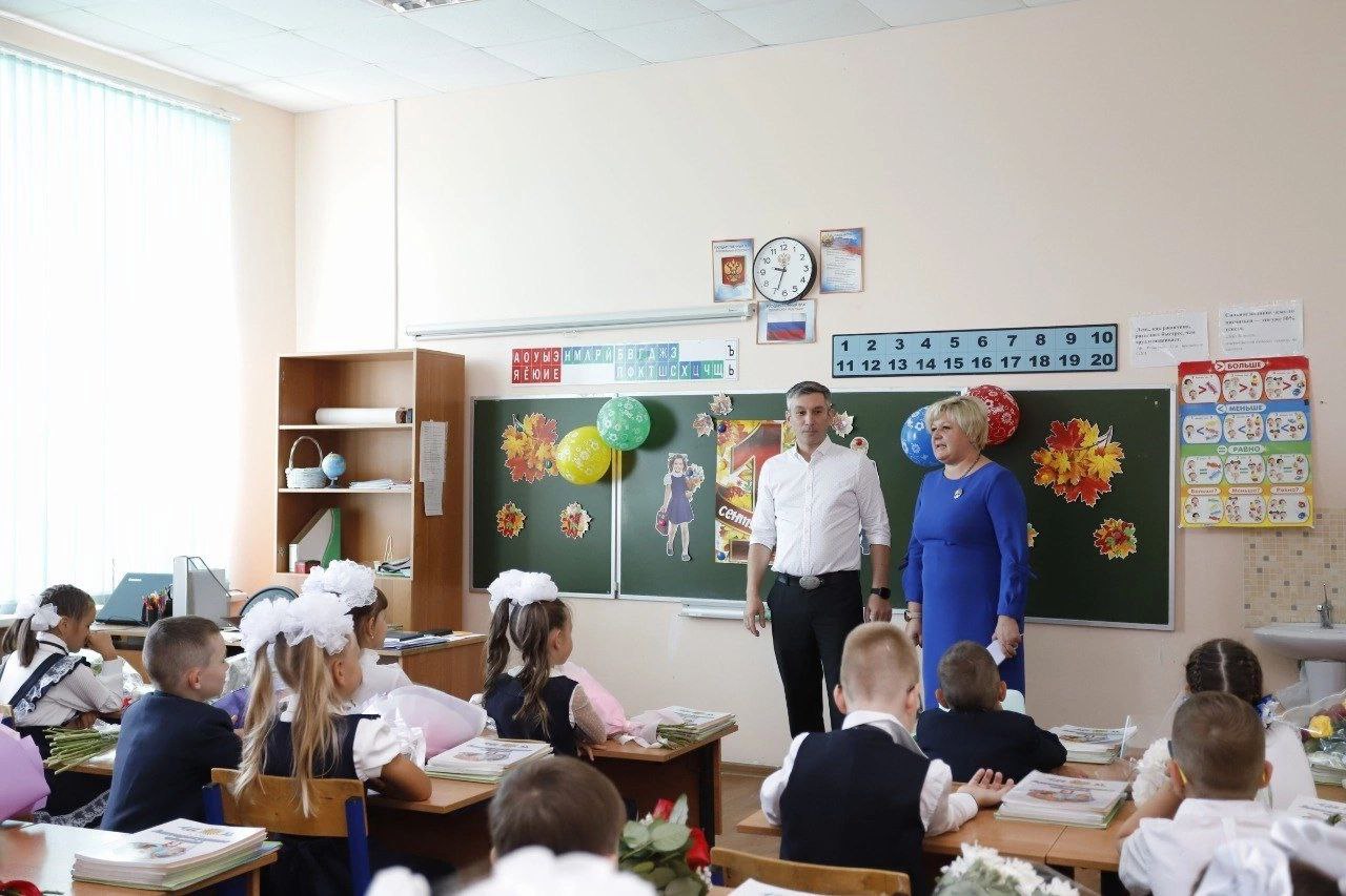 Первый заместитель главы городского округа Фрязино Нодар Бощеван поздравил первоклассников, выпускников, учеников и весь коллектив школы №2