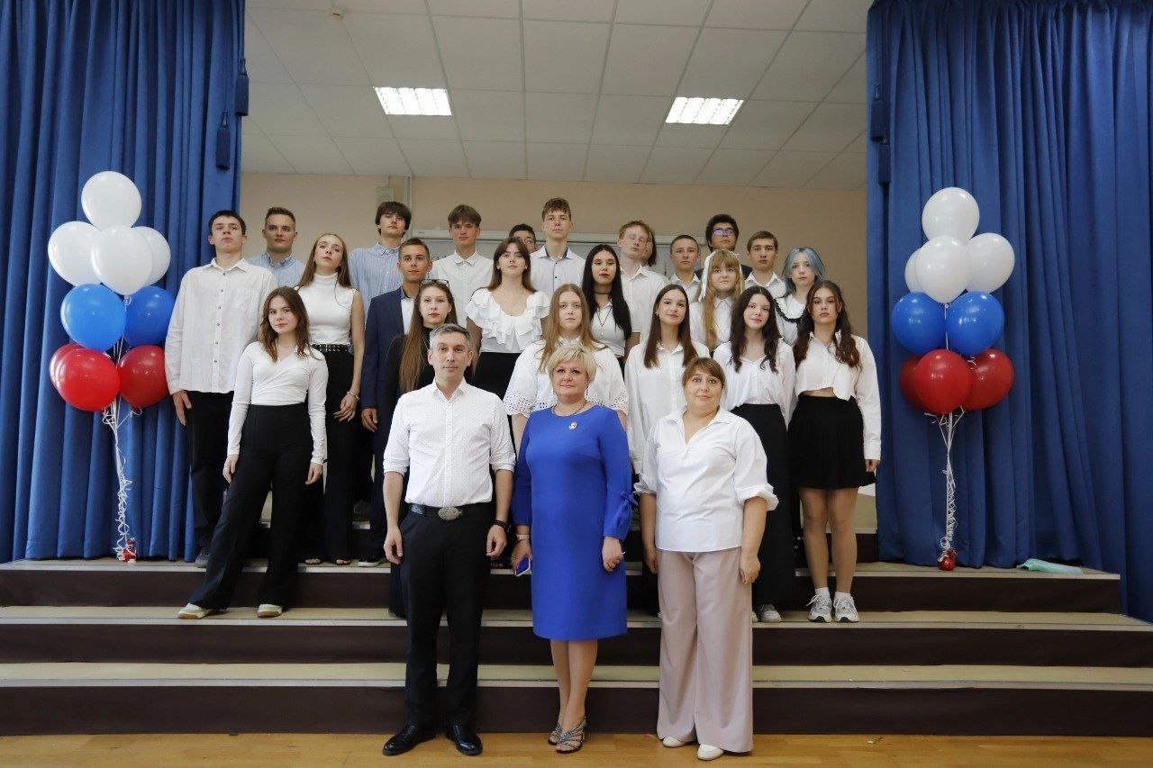 Первый заместитель главы городского округа Фрязино Нодар Бощеван поздравил первоклассников, выпускников, учеников и весь коллектив школы №2