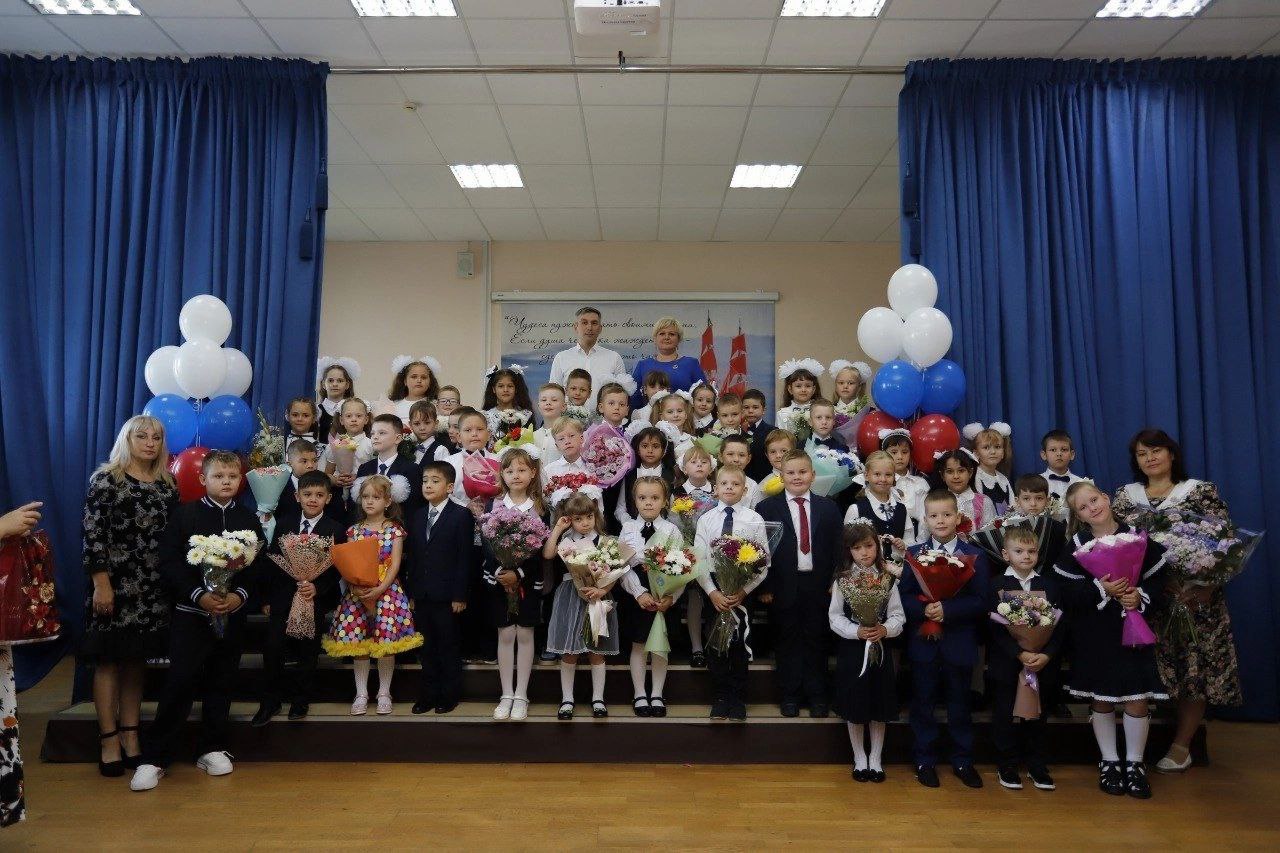 Первый заместитель главы городского округа Фрязино Нодар Бощеван поздравил первоклассников, выпускников, учеников и весь коллектив школы №2