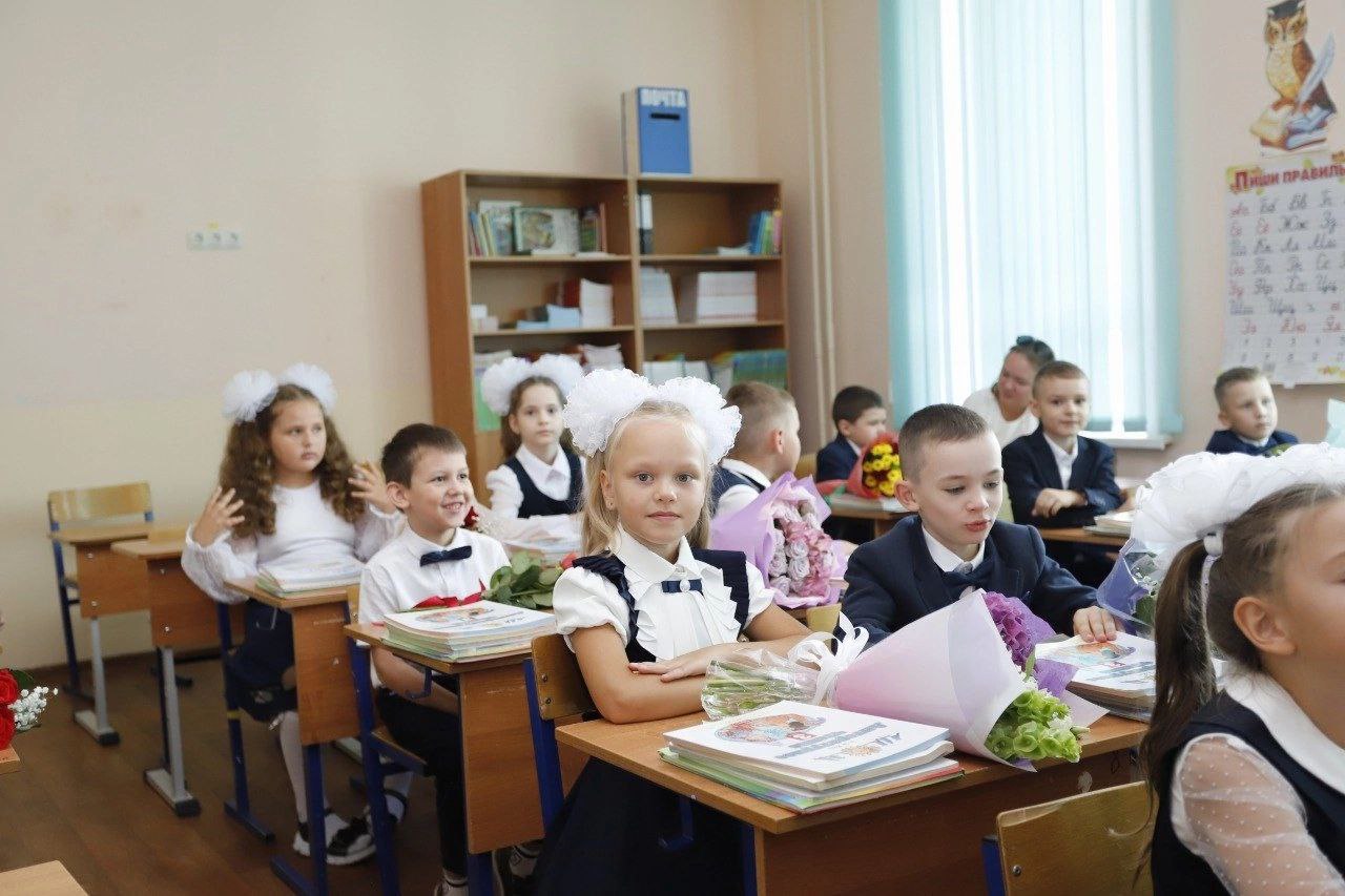 Первый заместитель главы городского округа Фрязино Нодар Бощеван поздравил первоклассников, выпускников, учеников и весь коллектив школы №2