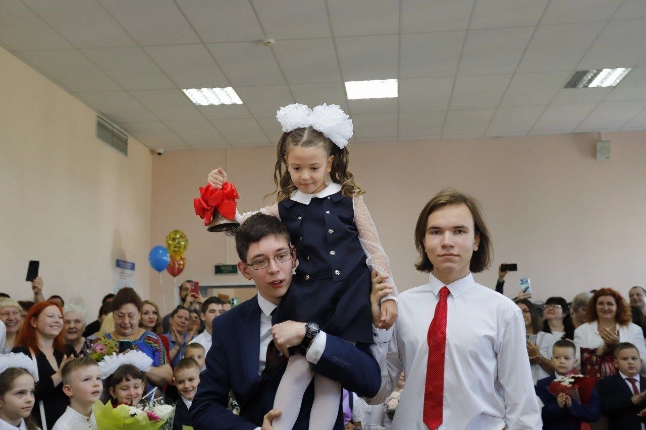 Первый заместитель главы городского округа Фрязино Нодар Бощеван поздравил первоклассников, выпускников, учеников и весь коллектив школы №2