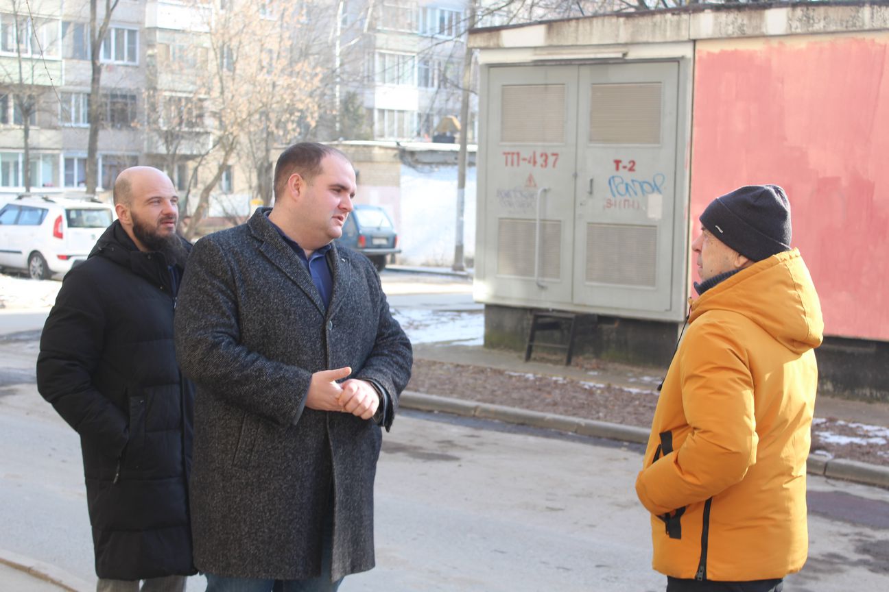 Заместитель главы городского округа Фрязино Артем Вольчак встретился с жителями домов № 8, 10 и 12 по Проспекту Мира