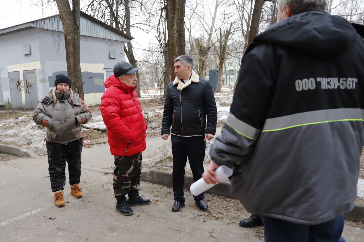 Первый заместитель главы городского округа Фрязино Нодар Бощеван провел встречу с жителями дома №8 по улице Институтская