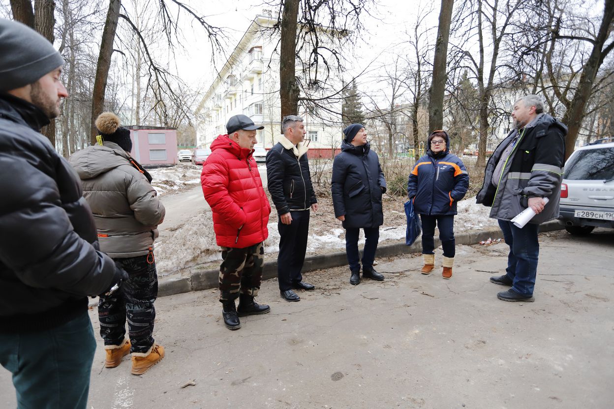 Первый заместитель главы городского округа Фрязино Нодар Бощеван провел встречу с жителями дома №8 по улице Институтская