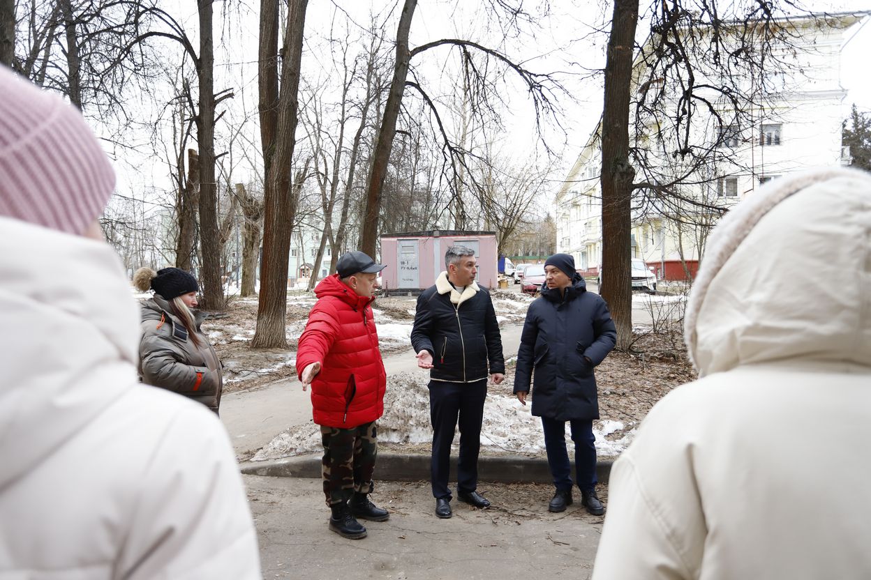 Первый заместитель главы городского округа Фрязино Нодар Бощеван провел встречу с жителями дома №8 по улице Институтская
