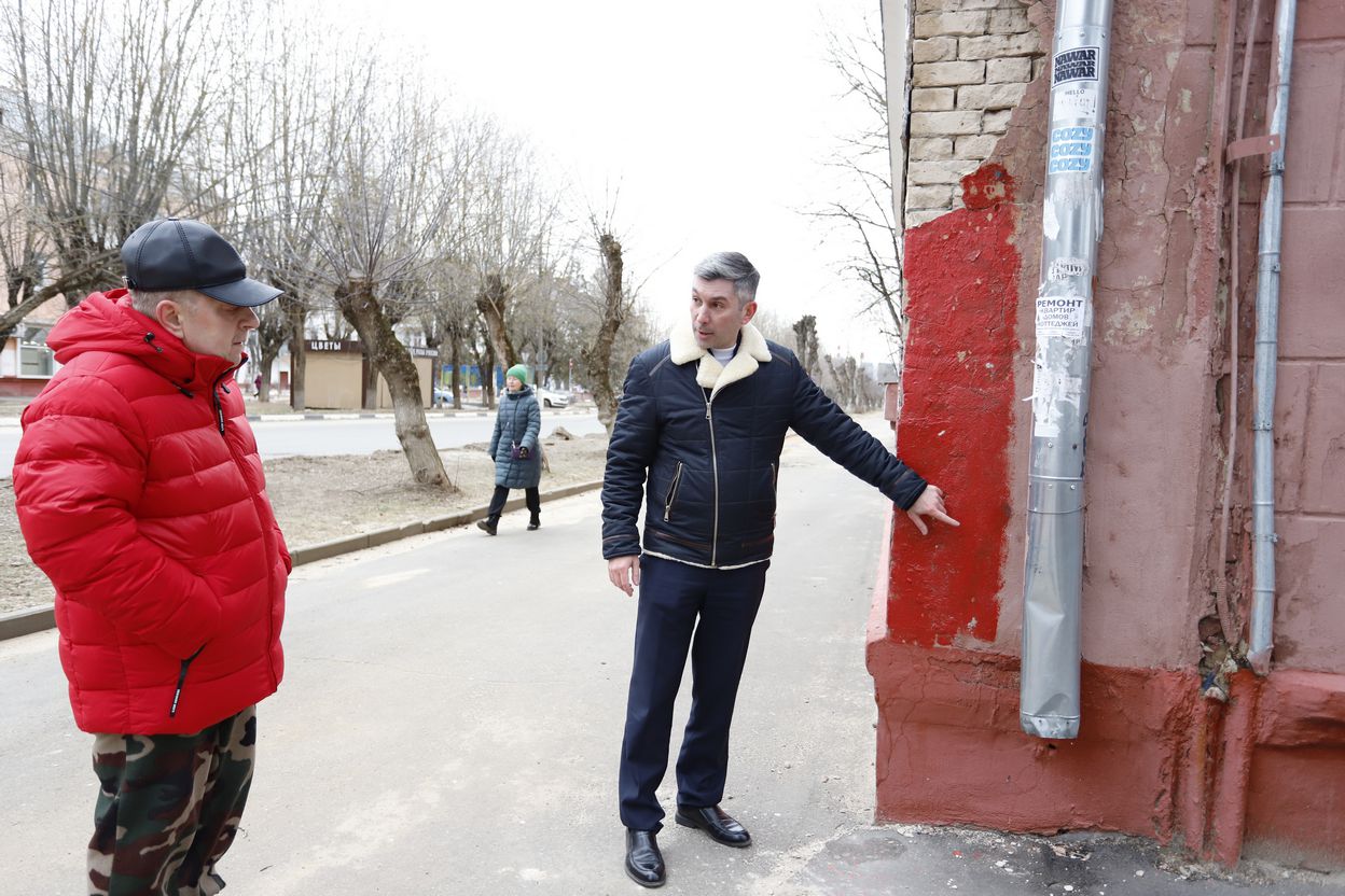 Первый заместитель главы городского округа Фрязино Нодар Бощеван провел встречу с жителями дома №8 по улице Институтская
