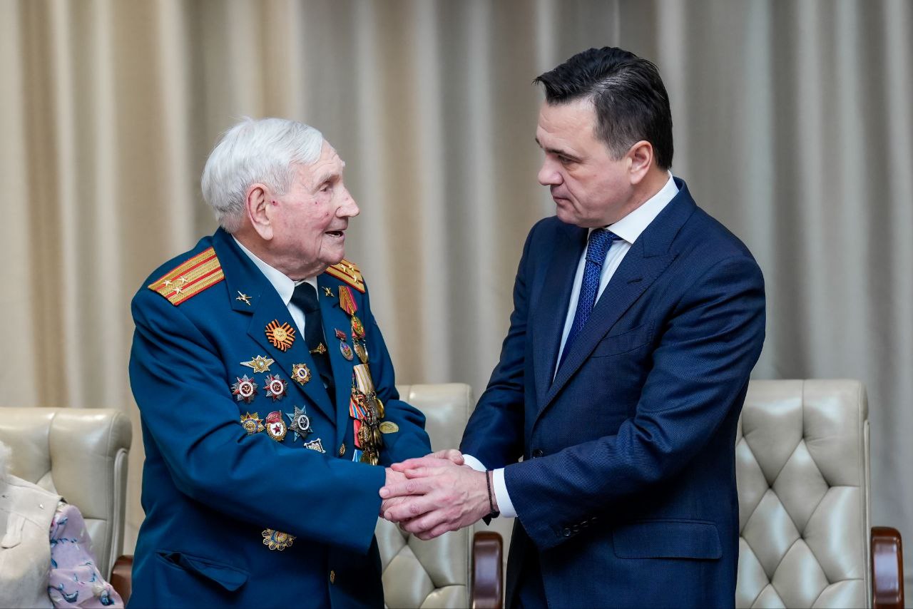 Губернатор Московской области Андрей Воробьев вручил медаль почетному жителю Фрязино Ивану Ивановичу Жучкову