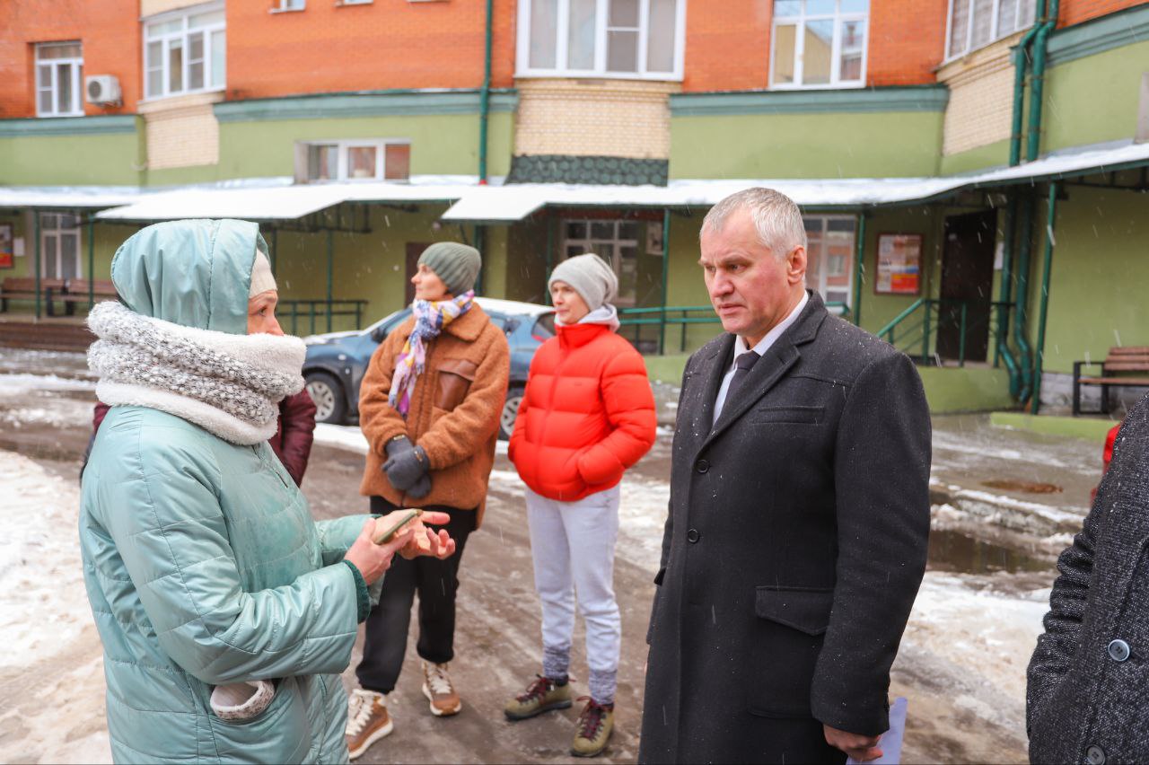 Глава городского округа Фрязино Дмитрий Воробьев встретился с жителями дома №4 по улице Лесная