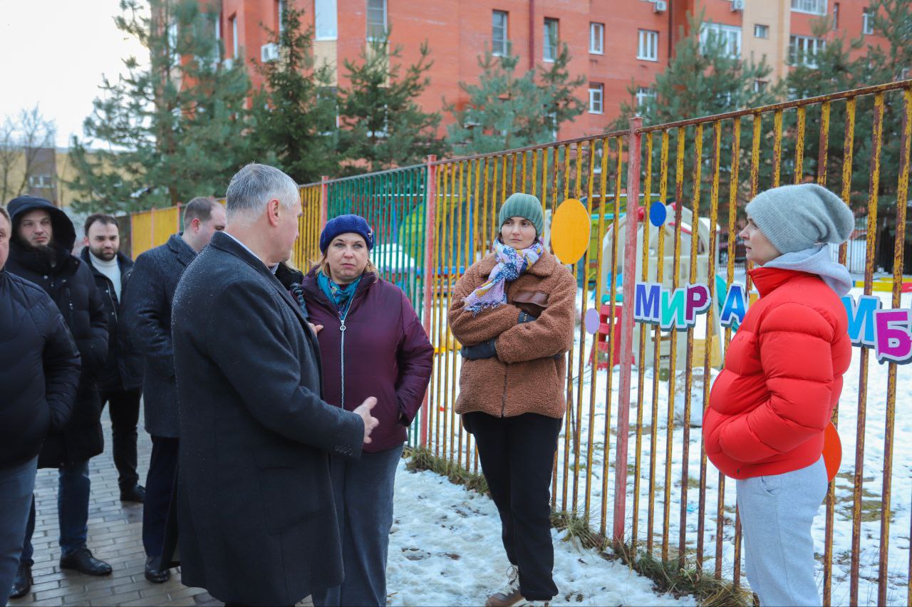 Глава городского округа Фрязино Дмитрий Воробьев встретился с жителями дома №4 по улице Лесная
