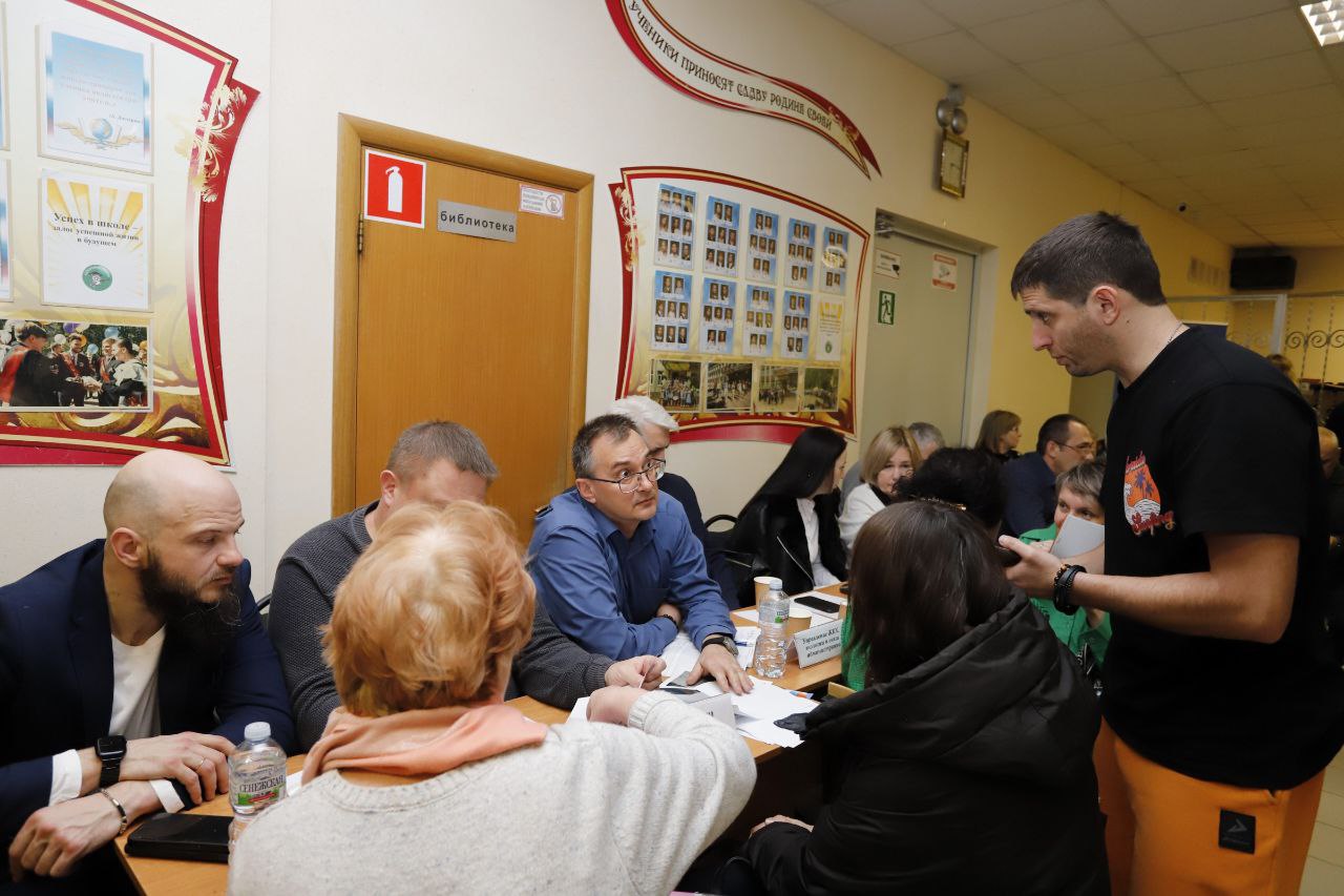 В школе №3 прошла открытая встреча с жителями в формате «выездной администрации»